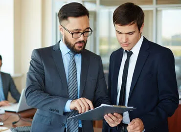 Provides expertise on legal matters and compliance. - c7娱乐